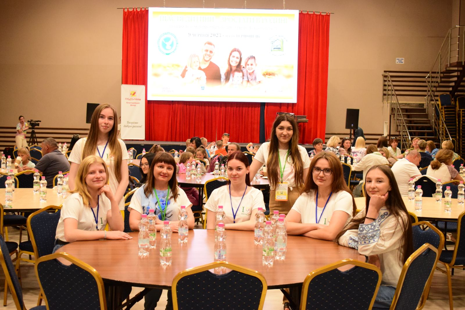 Студенти-волонтери  і доцент кафедри соціальної роботи та менеджменту соціокультурної діяльності Галина Олійник   брали активну участь в обговоренні важливих питань